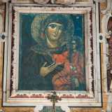 Ha in braccio Ges� bambino benedicente con in mano un rotolo di carta. Raffigura la Madonna Odegitria. Si tratta di un�icona bizantina probabilmente del XIV secolo, molto simile al dipinto della Madonna della Madia presente nella Cattedrale di Monopoli. Secondo il racconto approd� sulle coste adriatiche nel 1117, su di una zattera